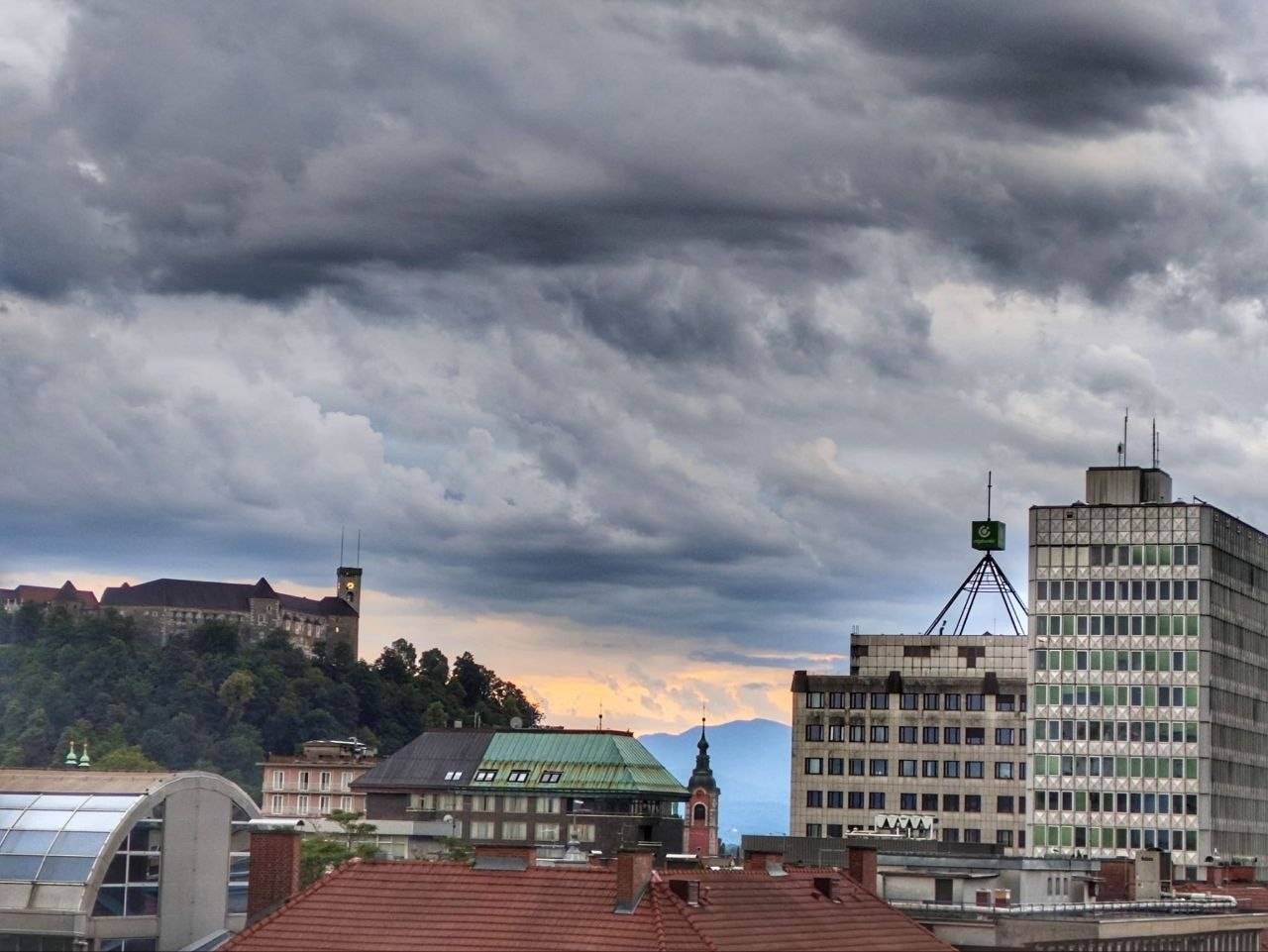 Pozor! Za Ljubljano in okolico velika verjetnost nastanka toče