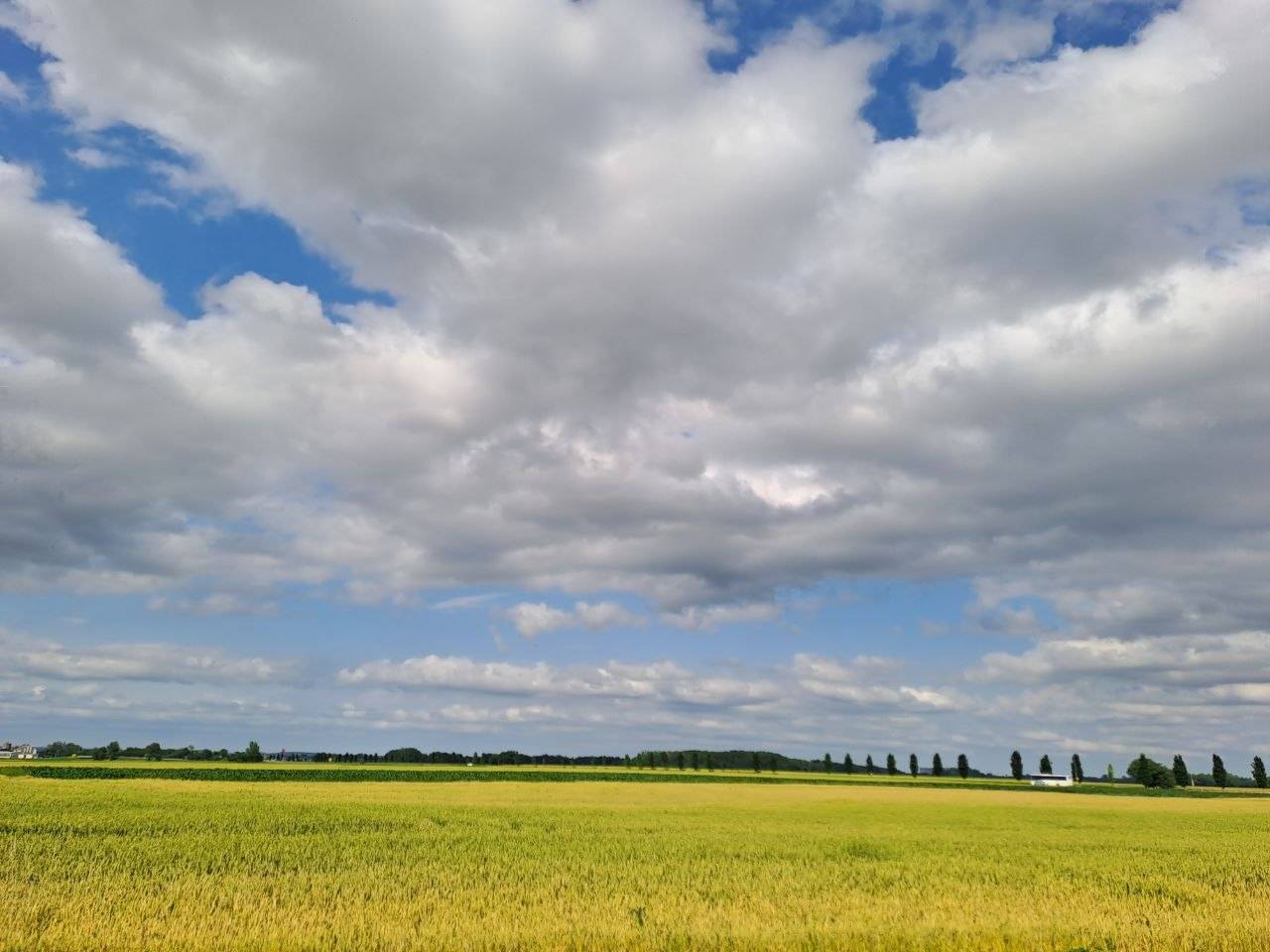 Močne nevihtne celice nad Slovenijo, meteorologi izdali vijolična opozorila