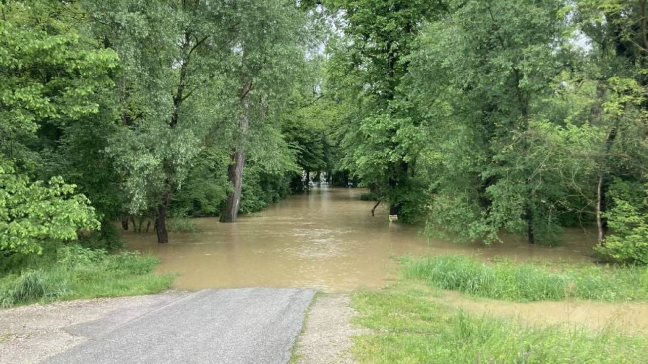 Prihaja izrazita hladna fronta z burnim vremenskim dogajanjem! Možni močni nalivi, veter, toča in poplave