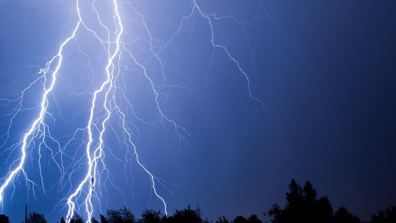 V naših krajih v uri in pol zabeležili več kot 1200 strel, zvečer spet grozijo močnejše nevihte