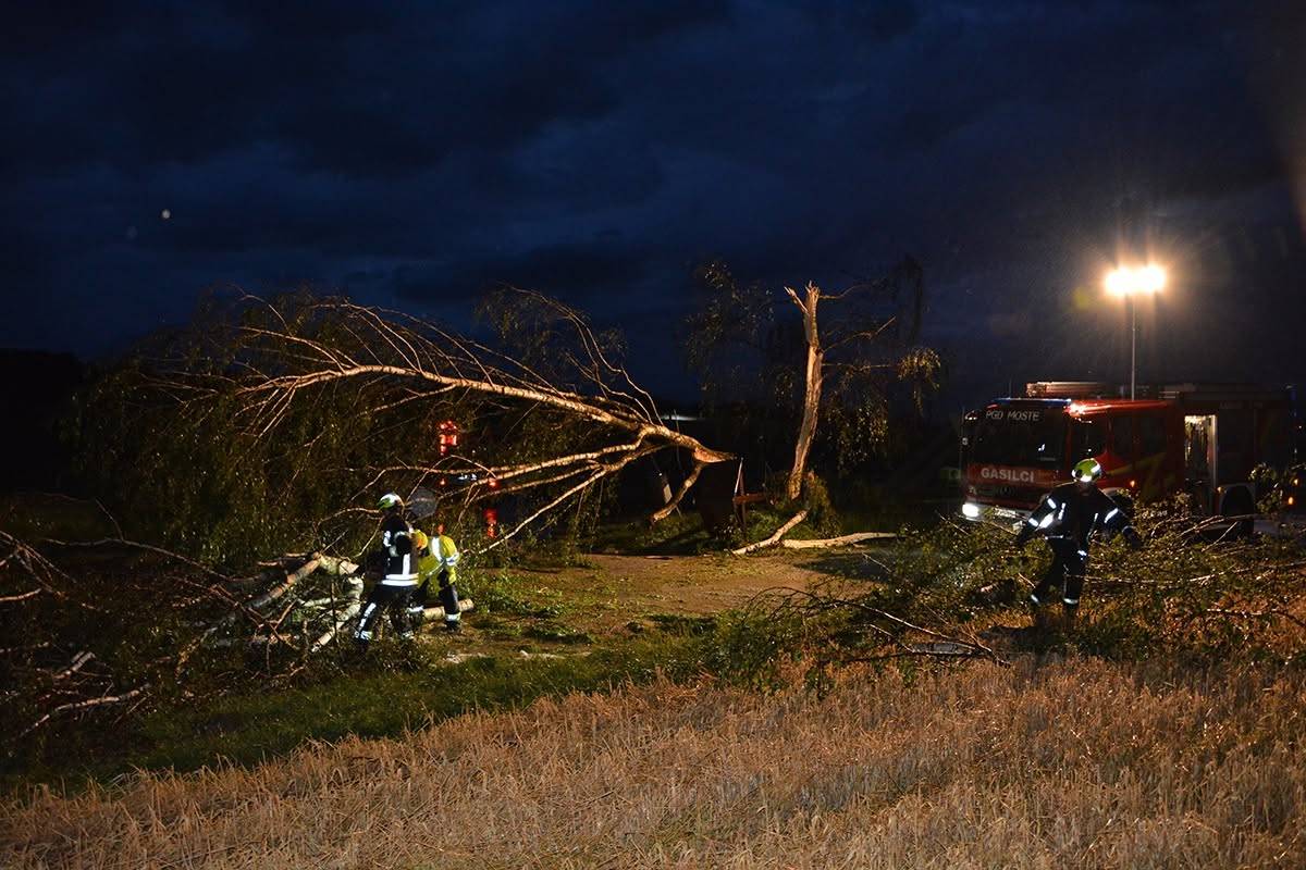 FOTO in VIDEO: Toča v Škofji Loki, veter pustošil po Kranju in Brniku, ti kraji pa so doživeli pravo apokalipso