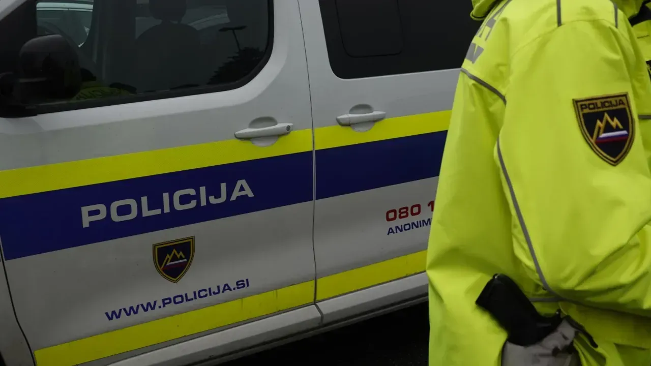 Štajerski policisti stopili na prste 41-letniku, ki je ponoči kradel iz odklenjenih vozil