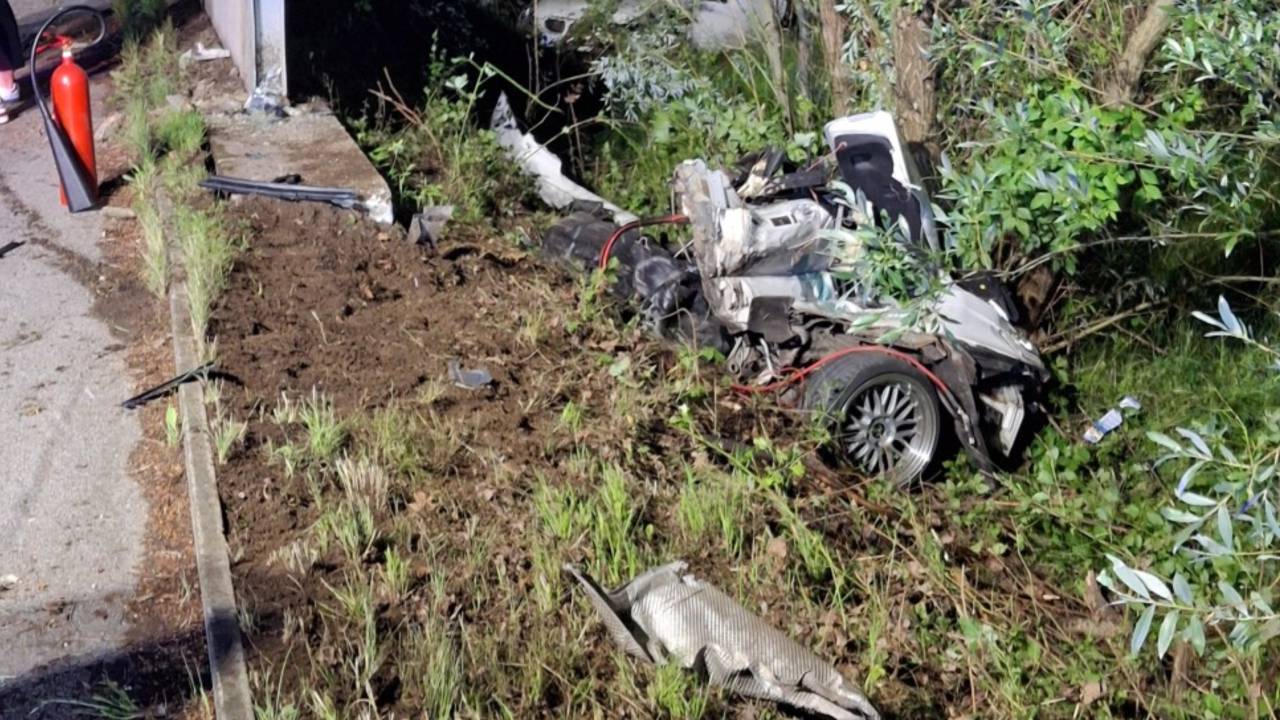 Tragična prometna nesreča: 24-letnik po trčenju v betonsko ograjo izgubil življenje