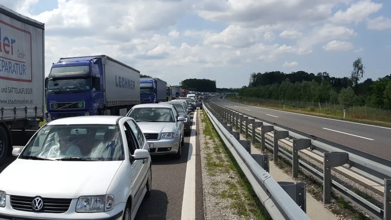 Štajerska avtocesta: V silovitem naletu vozil umrl voznik tovornjaka