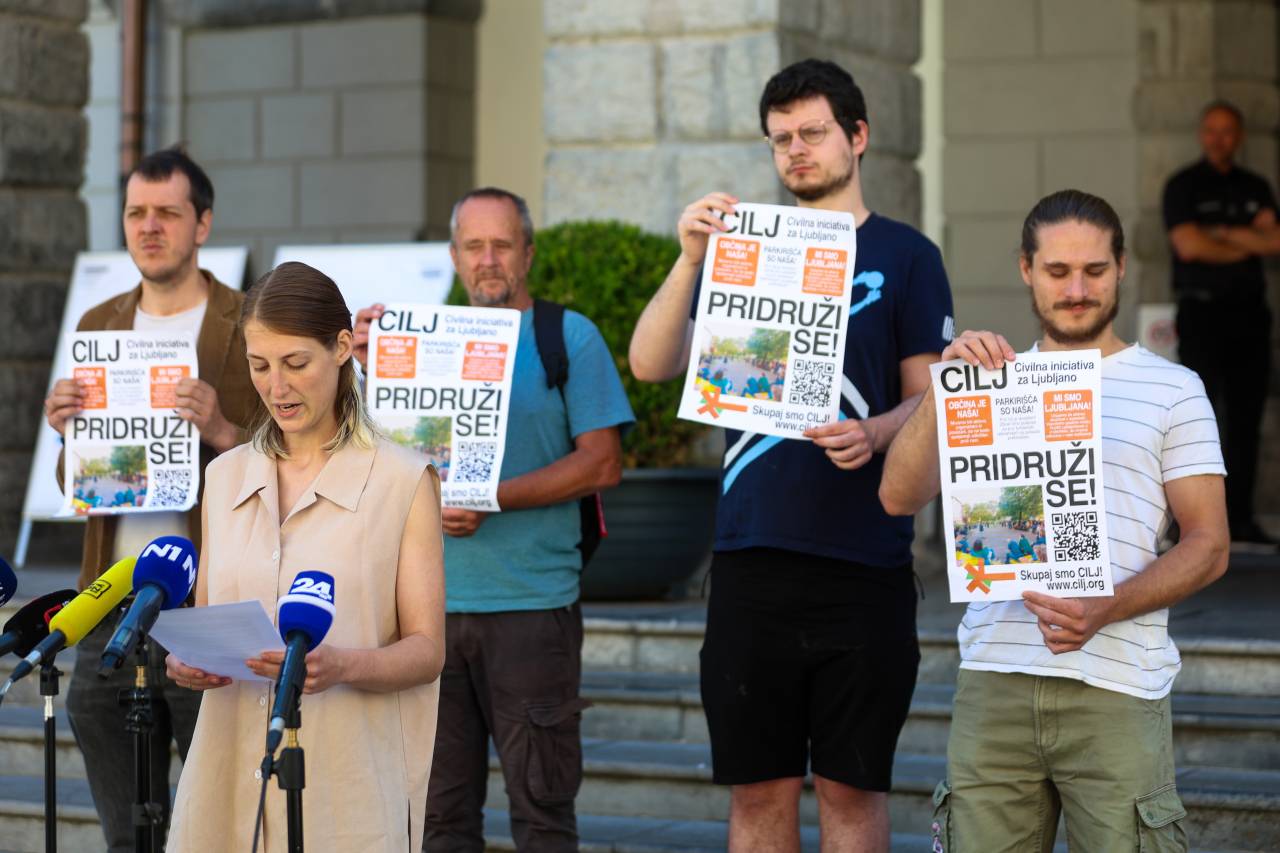 Civilna iniciativa napovedala vložitev pobude za oceno ustavnosti: »Vsi, ki so ta umik predlagali in zanj glasovali, bi morali nemudoma odstopiti«