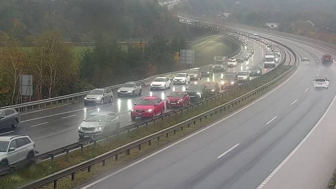 Podrobnosti prometne nesreče na štajerki: Tovornjak trčil v kolono in zagorel, umrl 49-letni češki voznik
