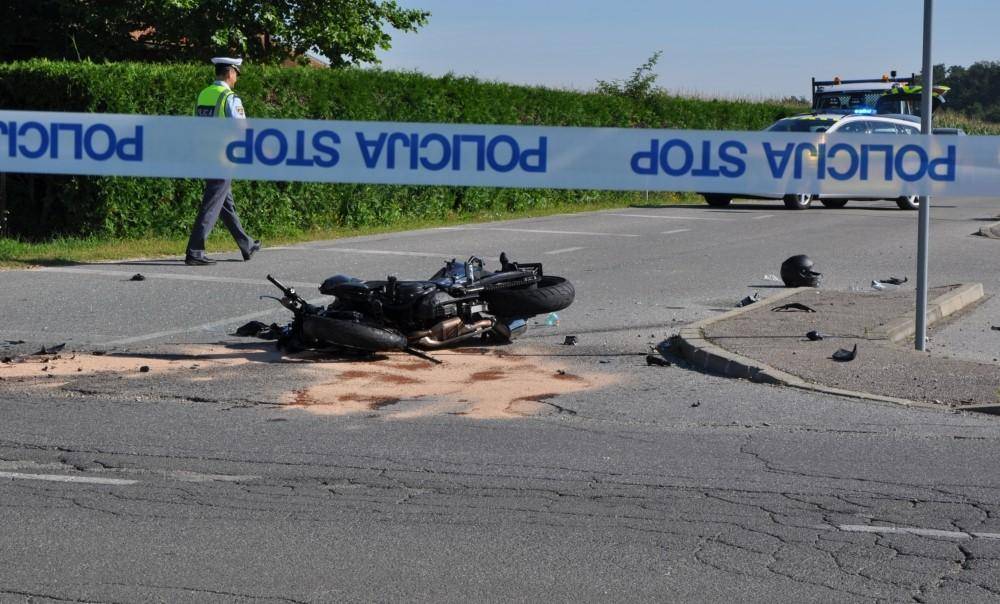 Po trčenju z avtomobilom umrl motorist