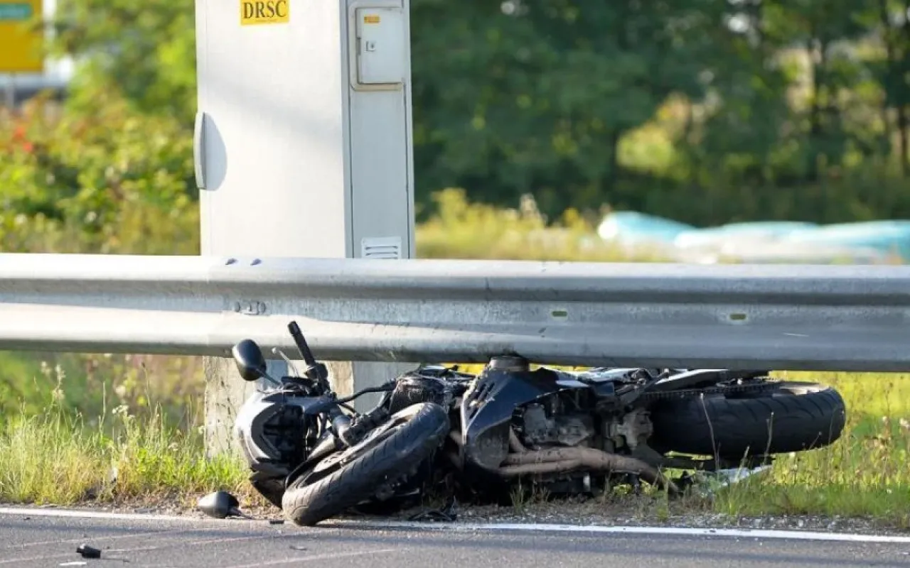 Tik izven predora po trčenju umrl motorist