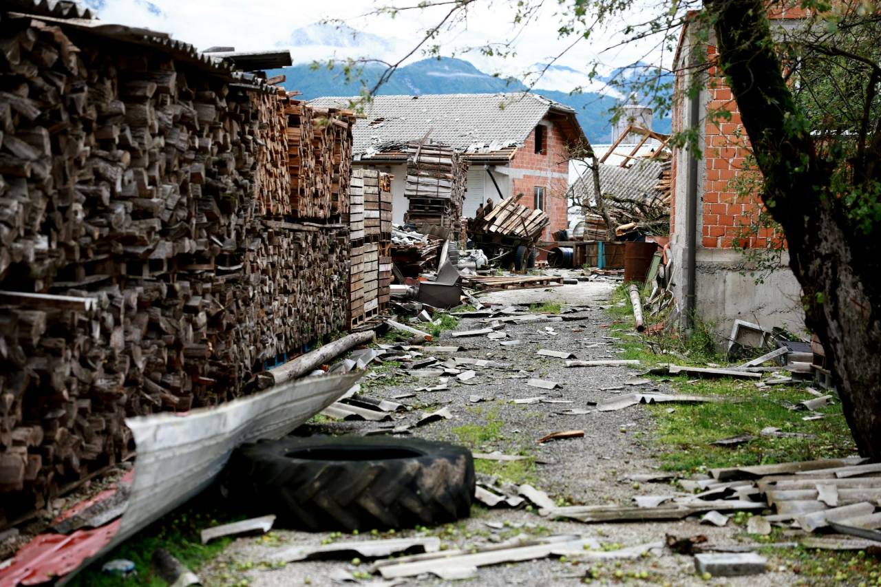 Po neurju se začenja akcija zbiranja pomoči. Tako lahko pomagate tudi vi