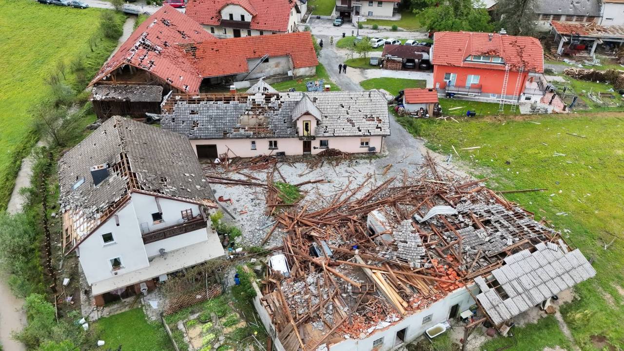 Po neurju pomembna novost za prizadete: Sanacija bo mogoča hitreje in z manj birokracije