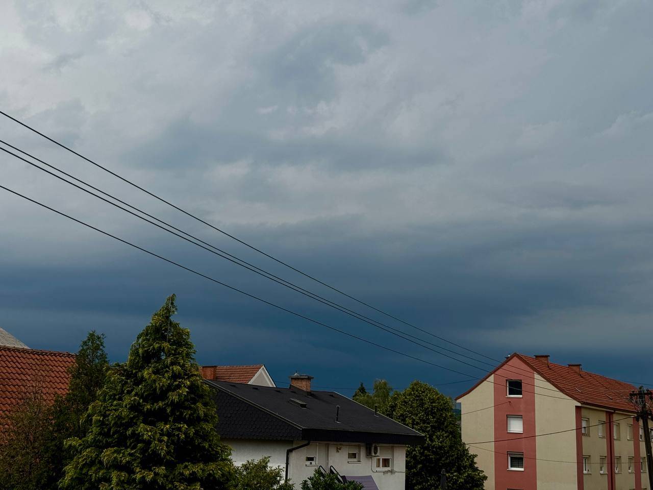 VIDEO: Podravje obarvano vijolično: Velika verjetnost toče, možna tudi krajevna neurja