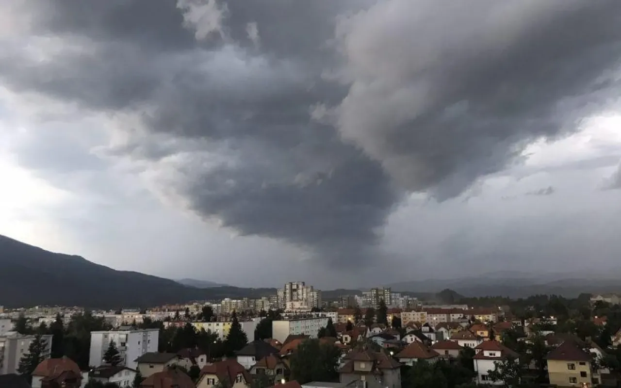 V nedeljo preobrat: Sonce in vročino bodo prekinile nevihte ter krajevna neurja
