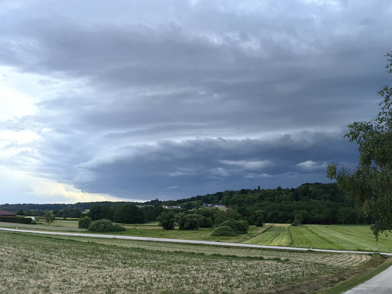 Meteorologi opozarjajo: V Pomurju možna močnejša neurja