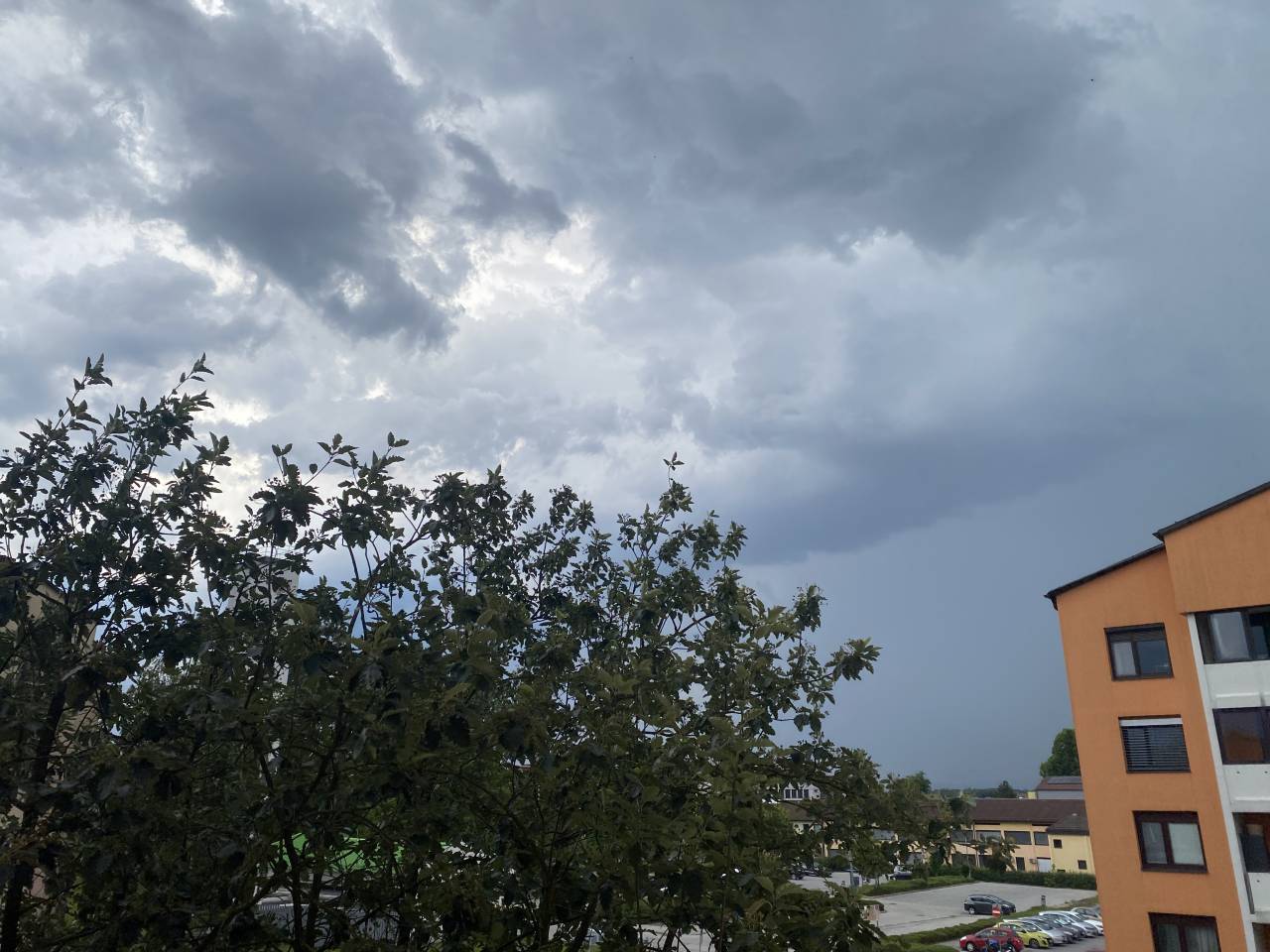 Pozor! Podravje obarvano vijolično, veliko nevarnost toče