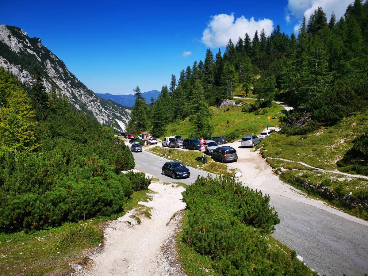 Gneča, neupoštevanje pravil in zapornice: Kaj se dogaja na Vršiču?