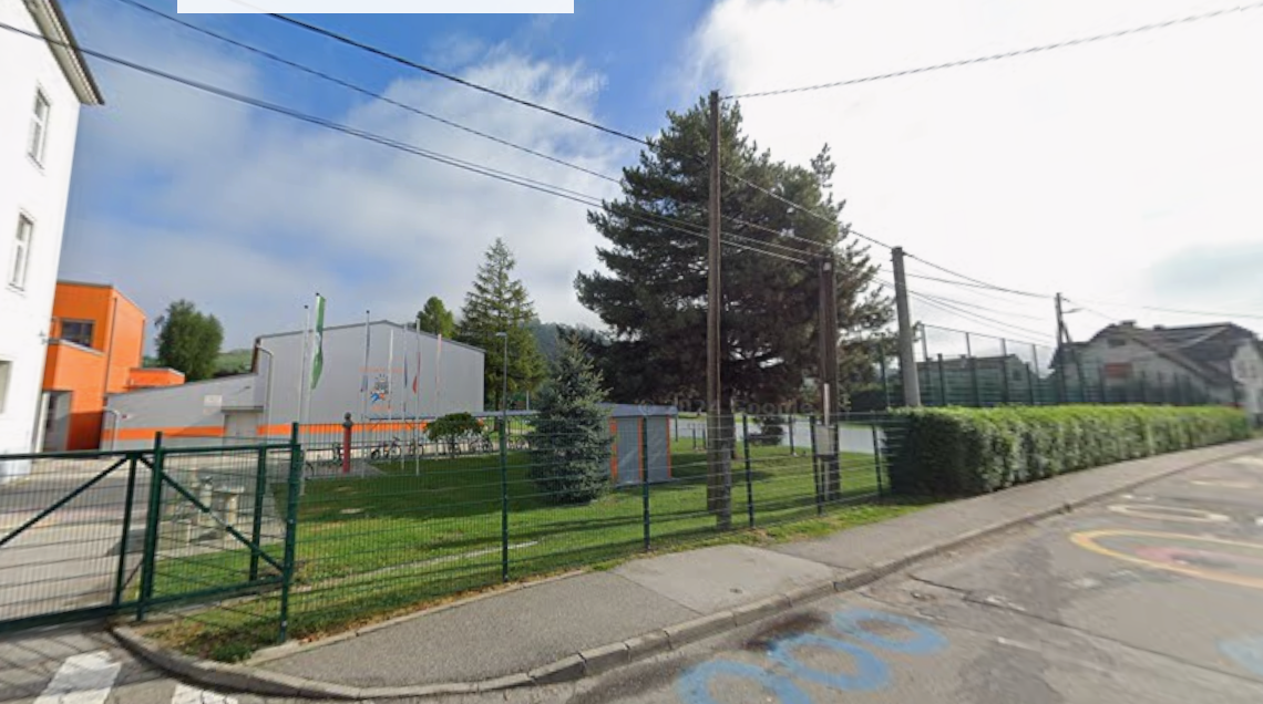 Igrišče bi odprli mladim, a vandalizem kroji pravila, takšna je rešitev mariborske šole