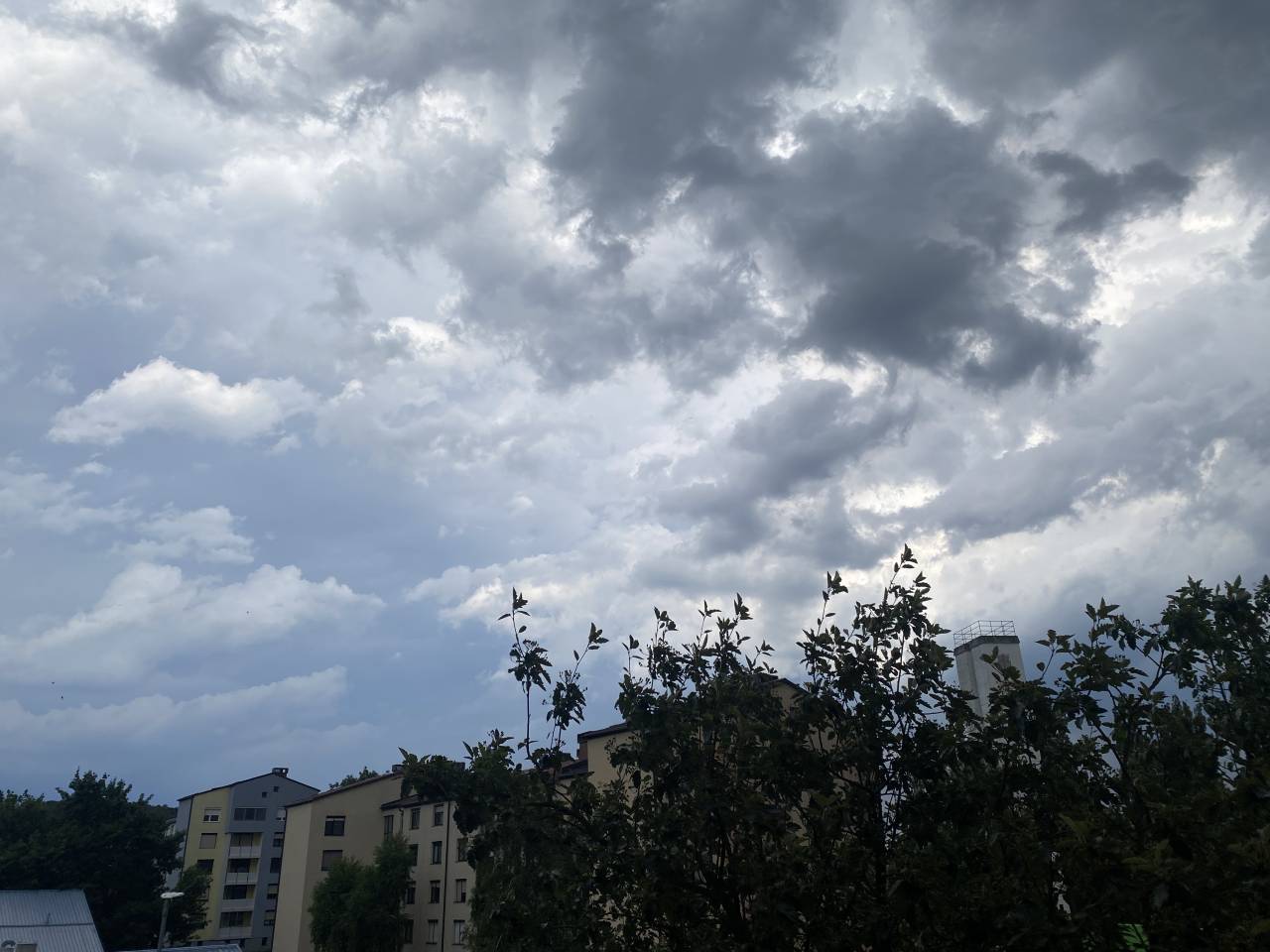 Vremenoslovci napovedujejo plohe in nevihte, nato pa obrat