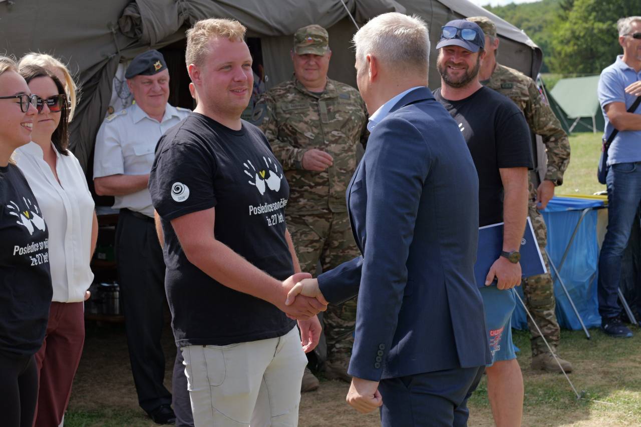 FOTO in VIDEO: Na Kobilju pridni brigadirji delajo od jutra do večera, obiskal jih je tudi obrambni minister