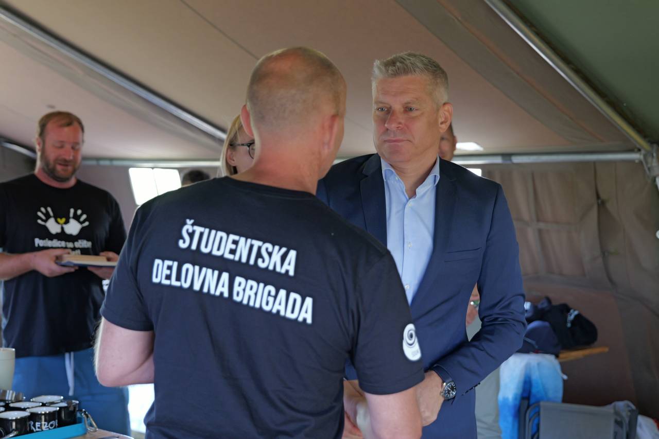 FOTO in VIDEO: Minister obiskal študentsko brigado: »Pomagati nekomu je nekaj najlepšega«