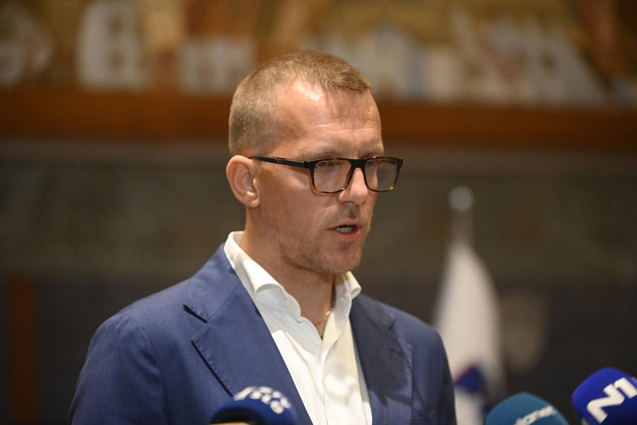 Preobrat: Mijič podjetje z dolgovi brezplačno prepustil Roku Snežiču