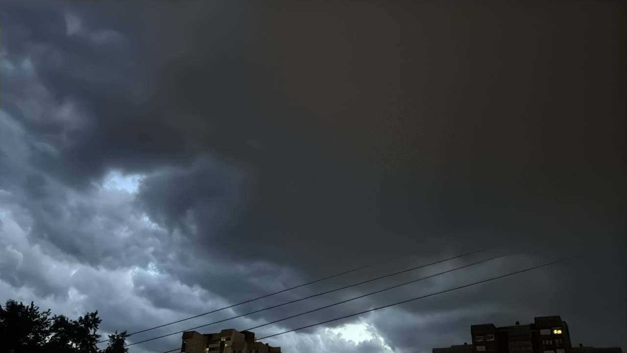 FOTO in VIDEO: Nad Mariborom se zbirajo temni oblaki, prihaja nov val neviht?