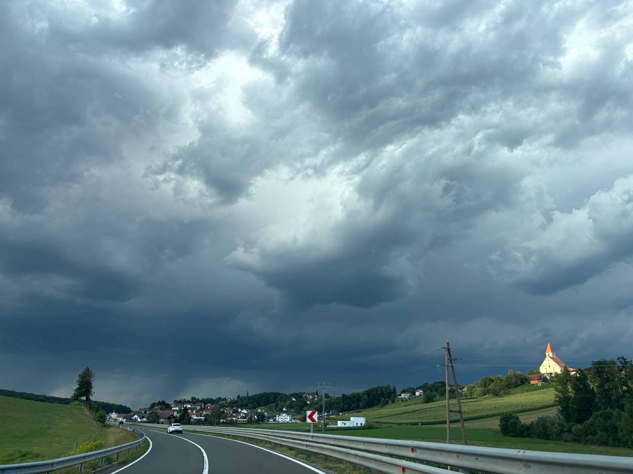 V Podravju velika verjetnost toče, vremenoslovci izdali vijolično opozorilo