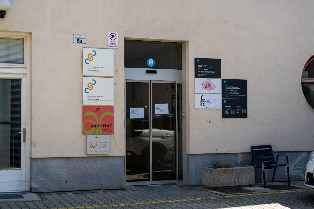 »Prejemam 505 evrov pomoči, najemnina pa znaša 550 evrov«: Ptujčan opozarja na dolgotrajne postopke CSD in občine