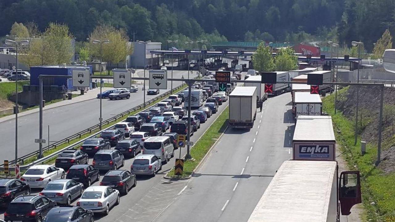 Pretresljiva nesreča na avtocesti: Umrl otrok, zdravniki so se zanj borili skoraj uro