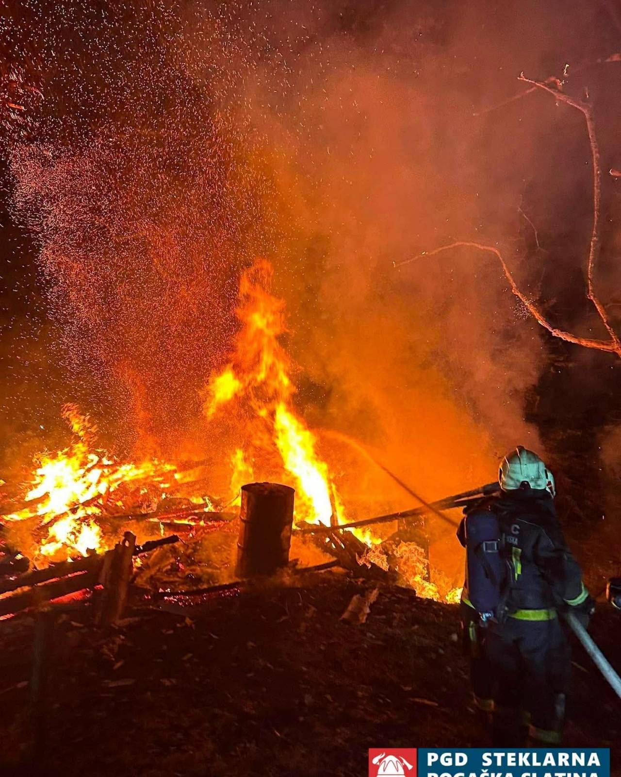 FOTO: V požaru povsem uničen hlev, med intervencijo poškodovana gasilka