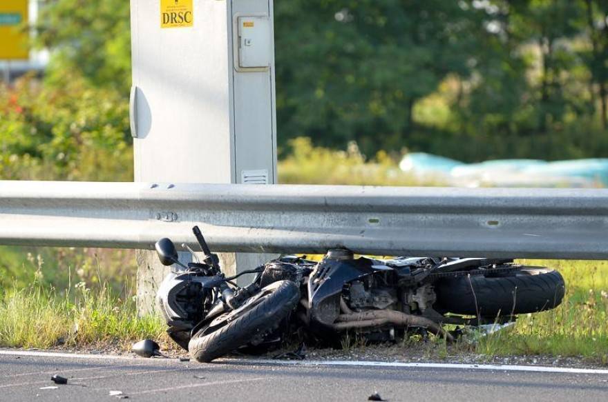 Motoristka s Štajerske trčila v dva avtomobila, hudo poškodovano odpeljali s helikopterjem