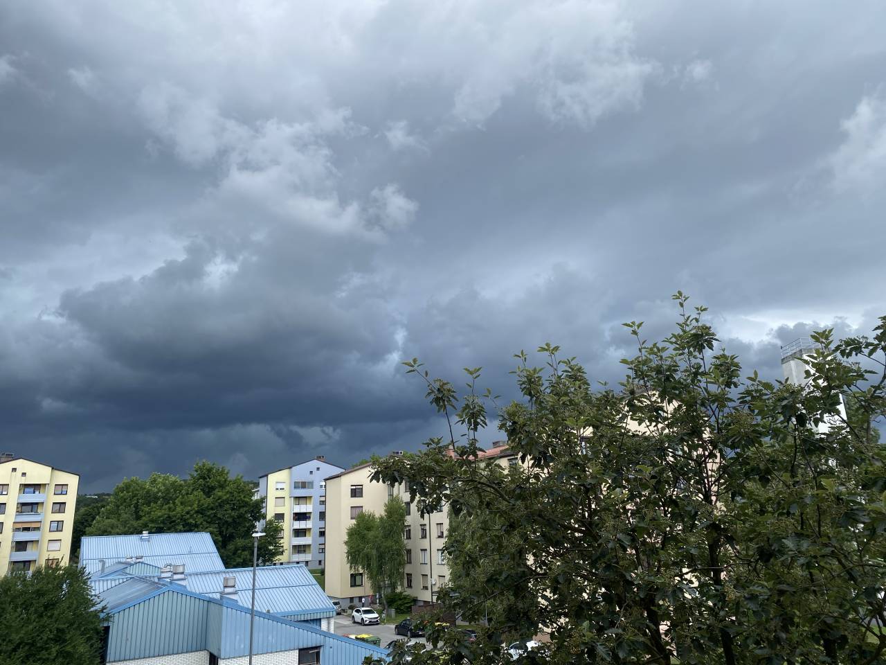 Na teh območjih lahko danes nastanejo močnejše nevihte z nalivi in točo