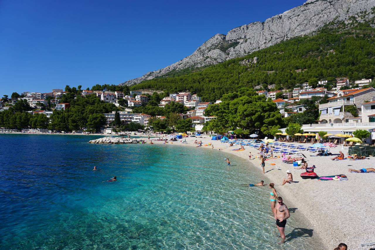 VIDEO: Dopust iz nočne more? Prizori z ene najbolj obiskanih plaž razburili turiste: »Tja ne bi šel niti zastonj«