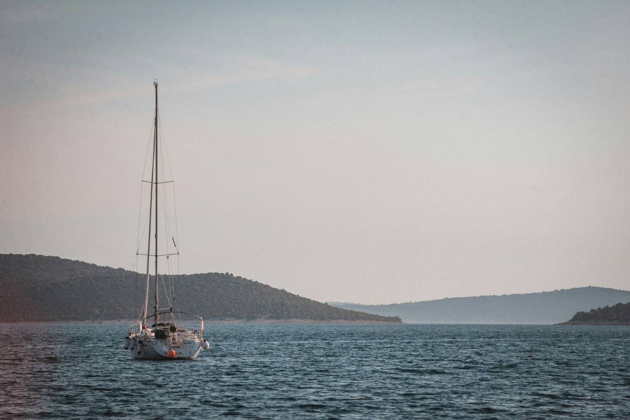 Ob priljubljenem hrvaškem otoku izginil skiper: Po padcu s katamarana ga še vedno iščejo