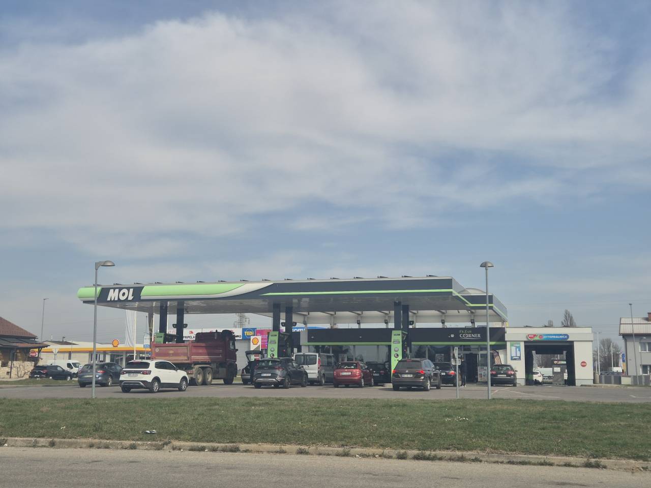 Ste že obiskali bencinski servis? Od jutri nižje cene bencina in dizla