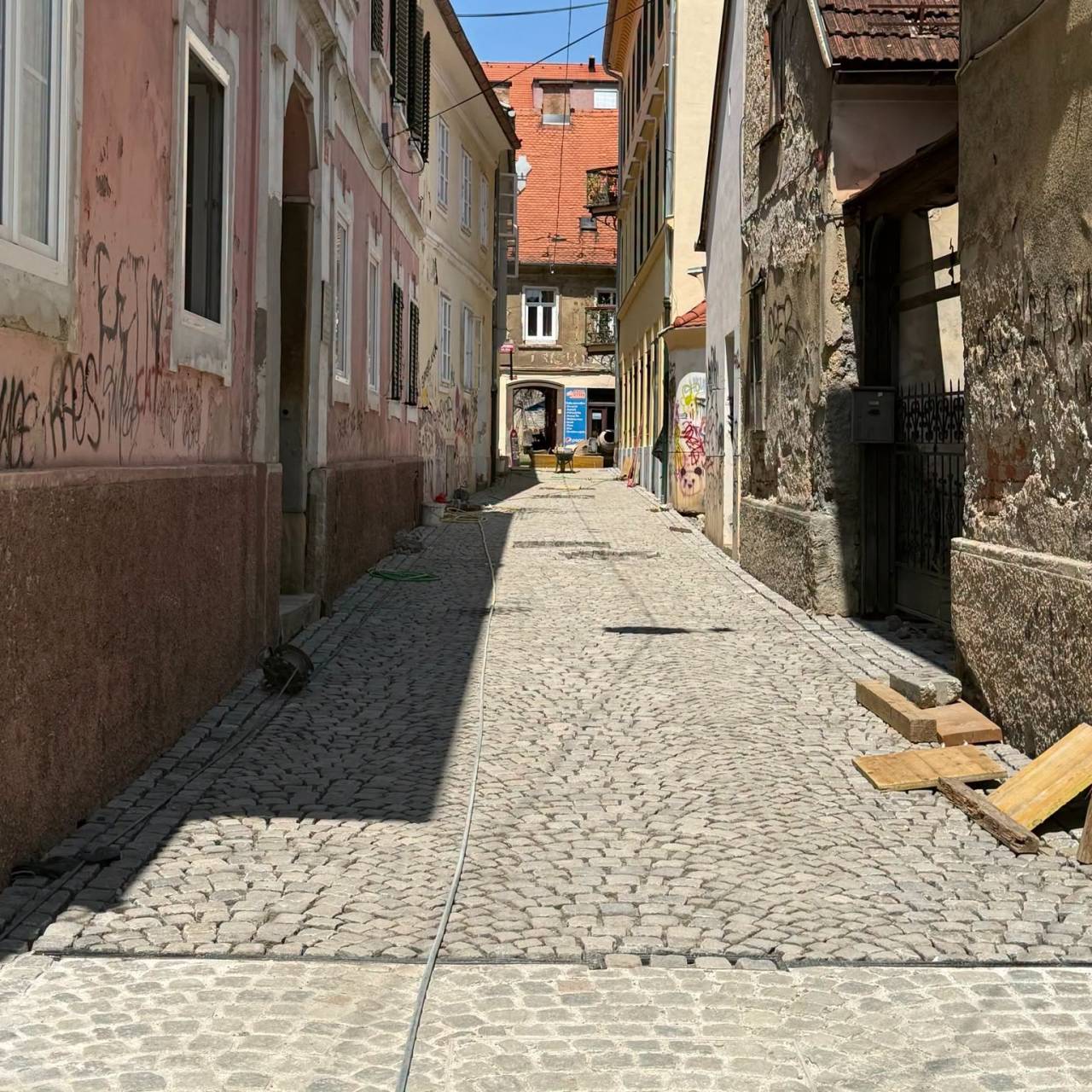 Dobra novica! Prenova dveh zgodovinskih prehodov v središču Maribora tik pred koncem