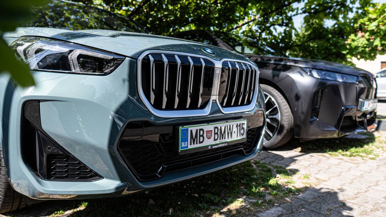 S tremi promili in brez izpita divjal z BMW-jem, končalo se je s prometno nesrečo