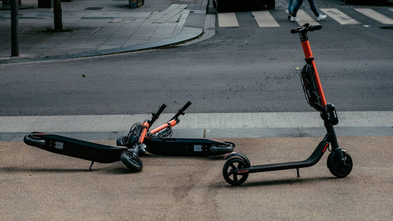 Dve mladoletnici brez čelad padli z električnega skiroja, ena se bori za življenje