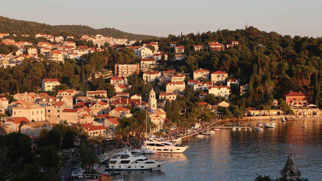 Na priljubljeni hrvaški destinaciji bodo prepovedali vožnjo električnih skirojev