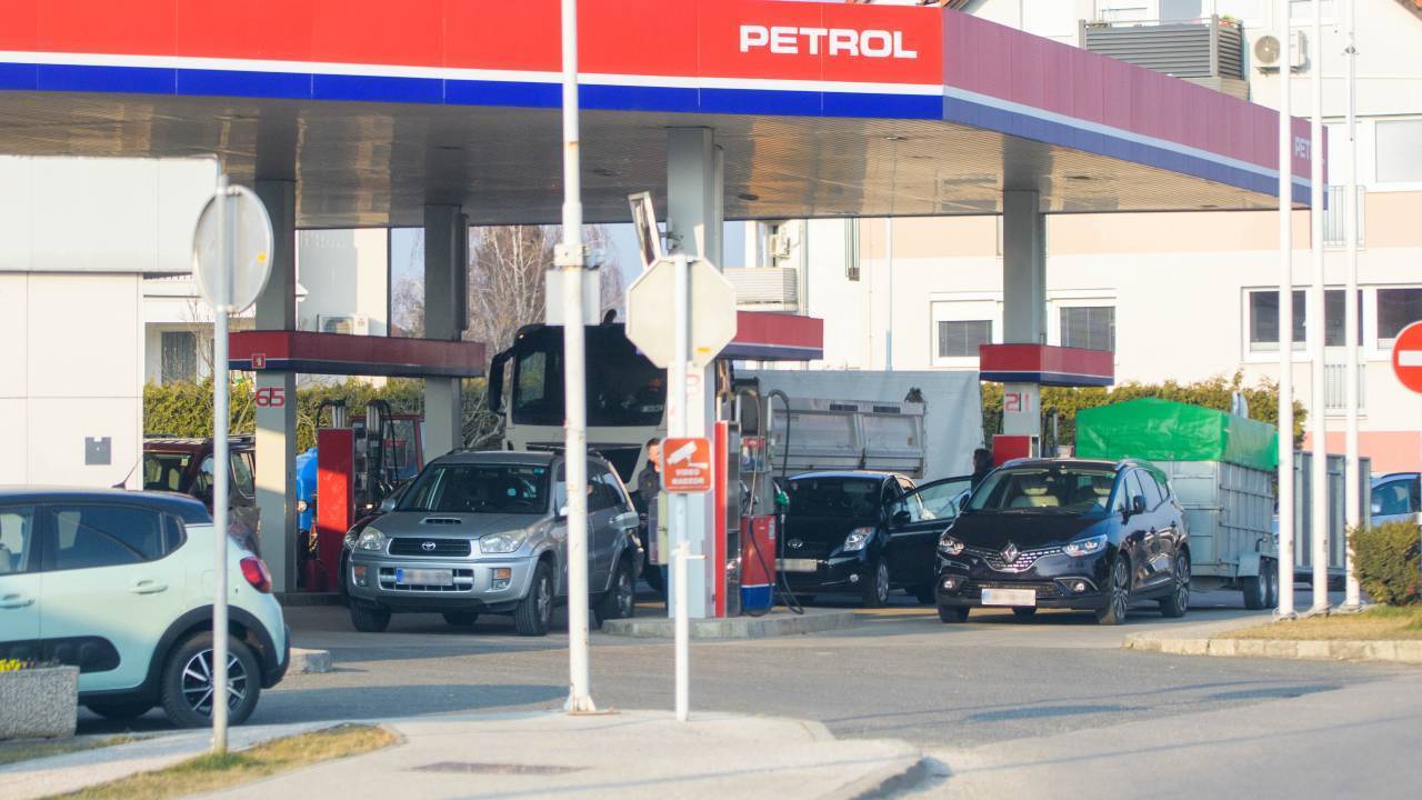 Znane so nove cene bencina in dizla: Preverite, koliko boste odšteli za liter