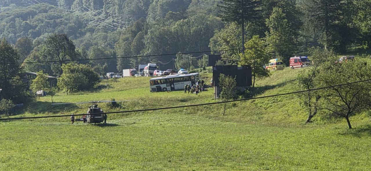 VIDEO: Avtobus v ovinku zapeljal s ceste, dve osebi huje poškodovani