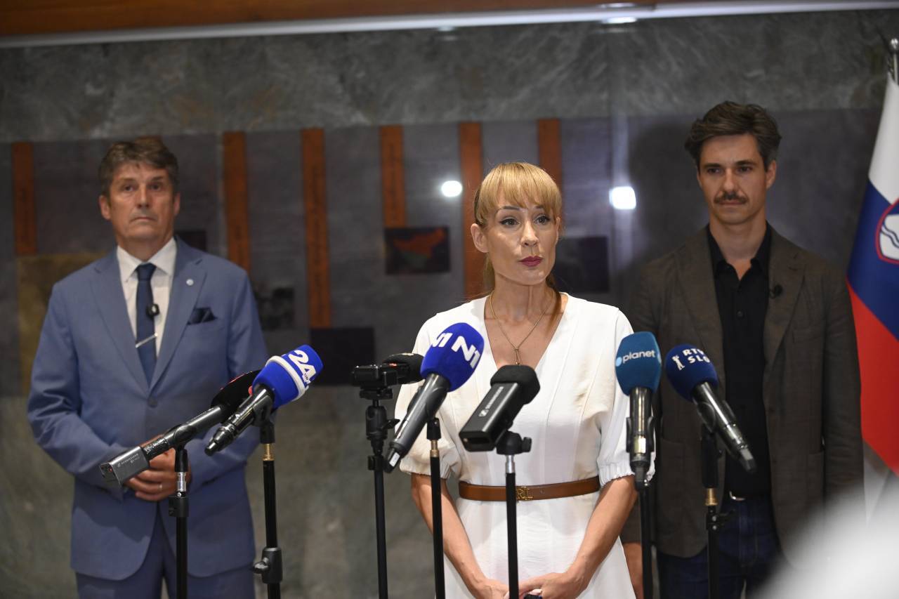 FOTO: Opozicija udarila po Stevanoviću, na mizi je njegova razrešitev: »Z ustavo se ni za igrati«