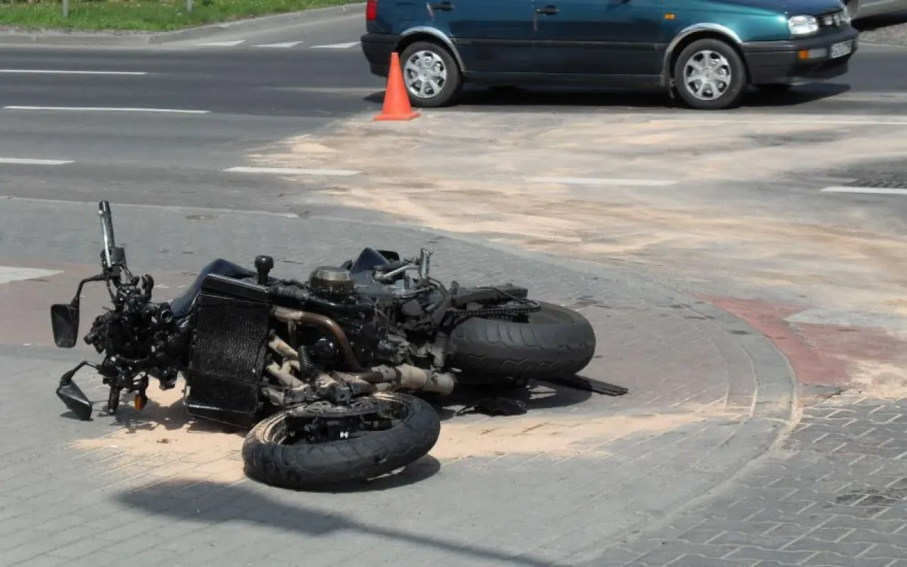 Pred policijo bežal z motorjem, nato zapeljal v reko in umrl