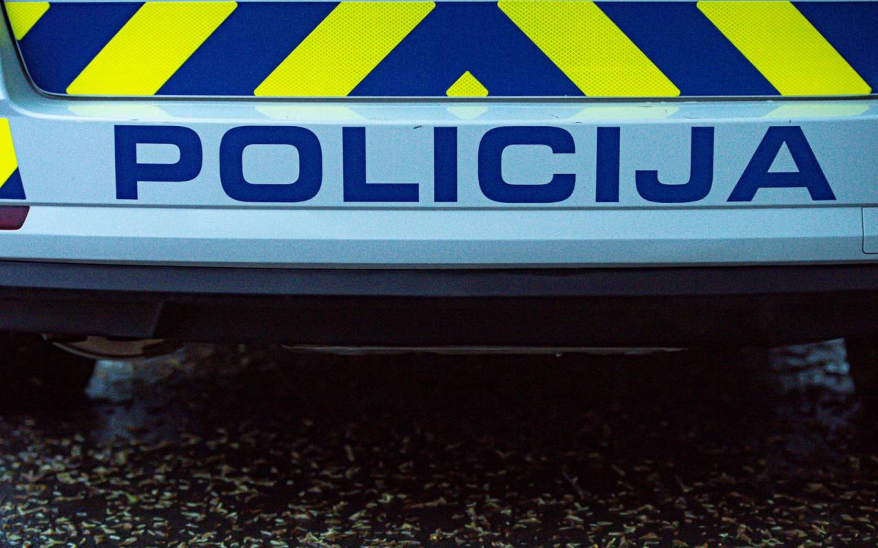 Počilo v bližini Maribora, avto na streho, aktivirani gasilci