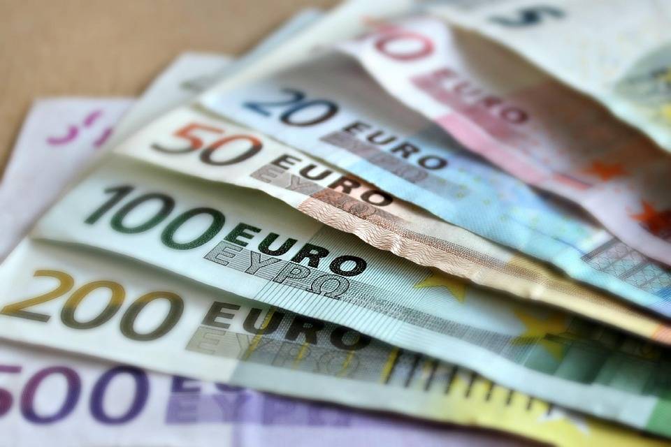 Več kot 100.000 Slovencev mora danes seči v žep
