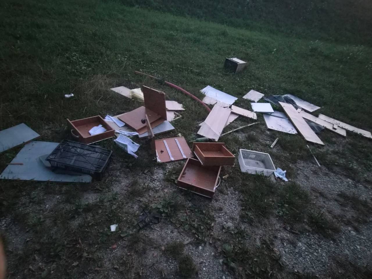 FOTO: Saj ni res, pa je! V Mariboru med kupom smeti tudi test osnovnošolke, z imenom in priimkom