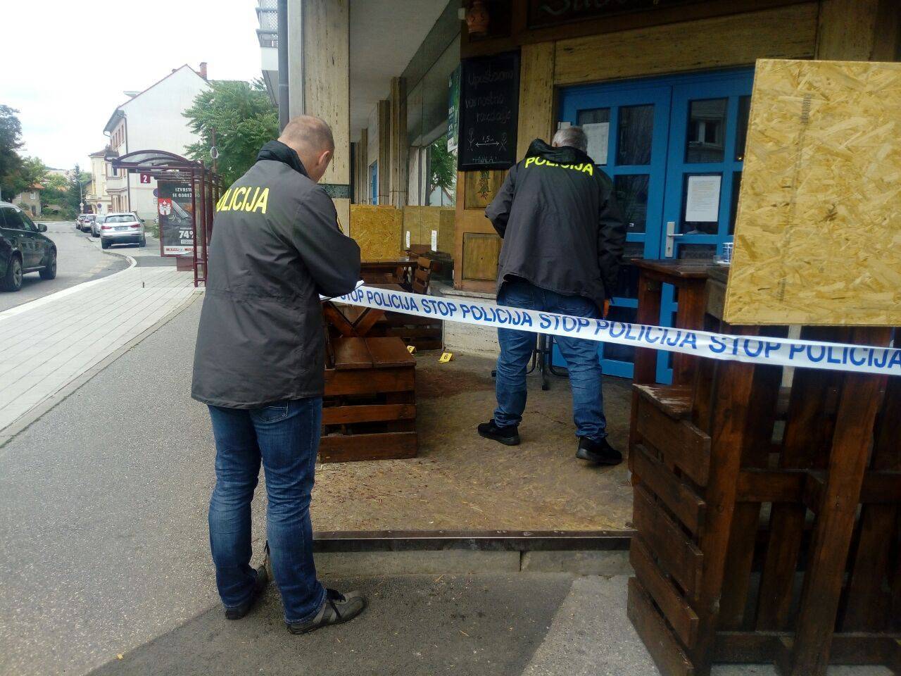 Krvav napad na Štajerskem: Po udarcu s steklenico ga je zabodel še v trebuh