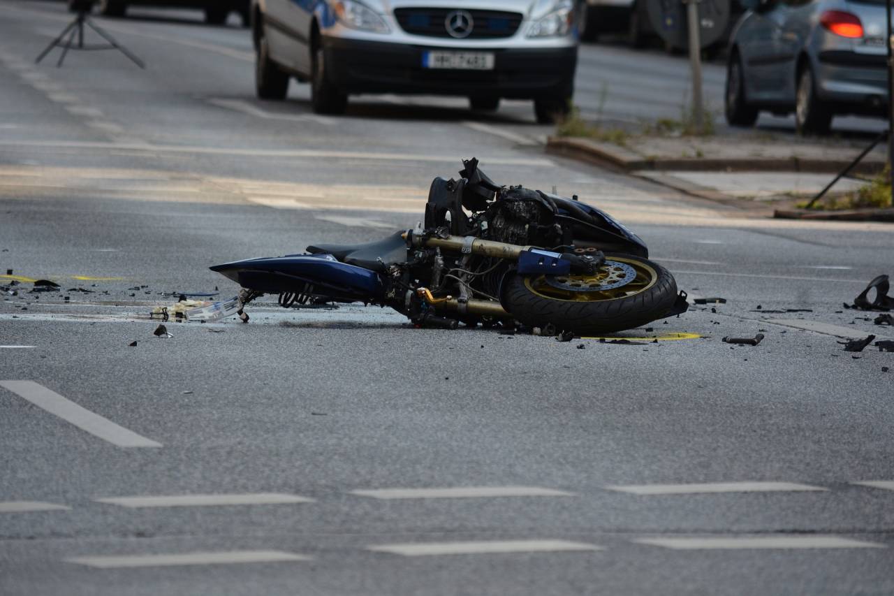 V okolici Ptuja hudo poškodovan motorist, policisti preiskujejo okoliščine