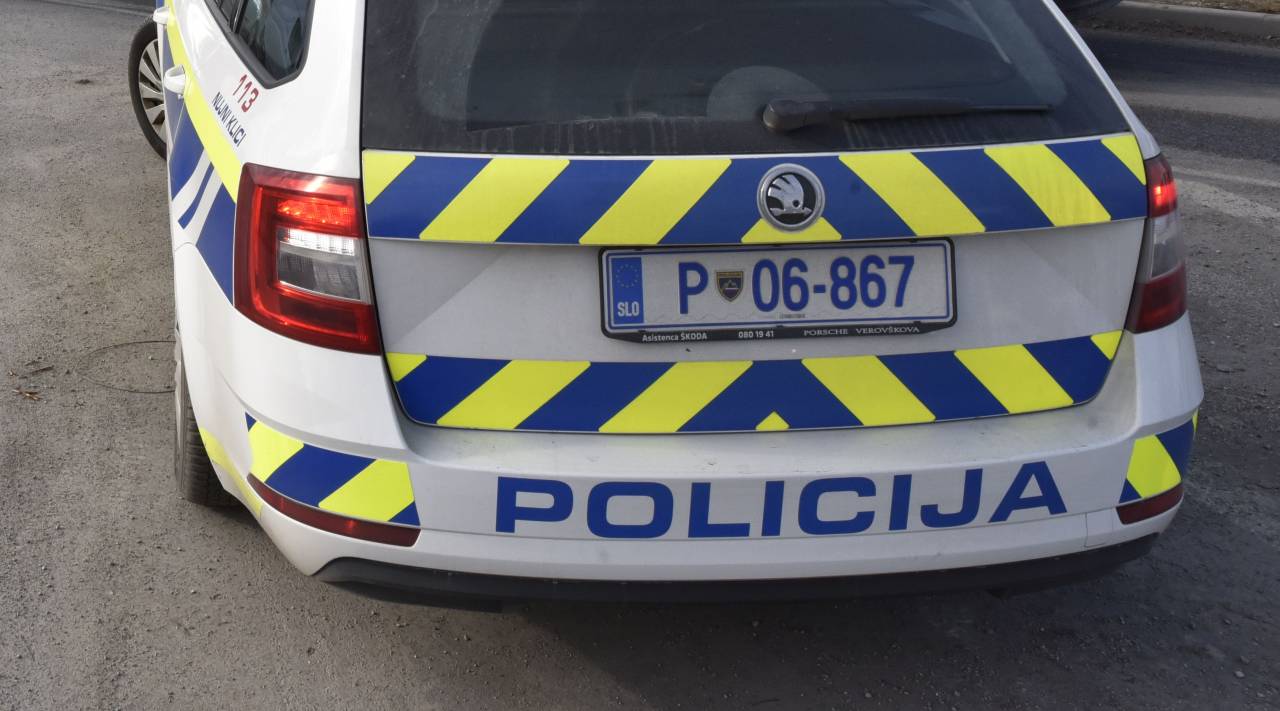 Na Ptuju huje poškodovan voznik mopeda, nepridiprav odnesel kovinsko blagajno