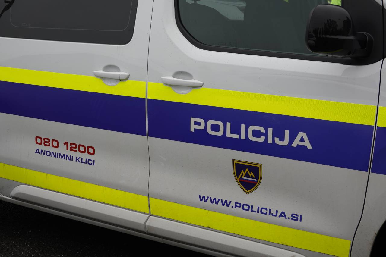 Pazljivo! Pretvarjal se je, da preverja klimo, drugi pa iz hiše ukradel denar in zlato verižico