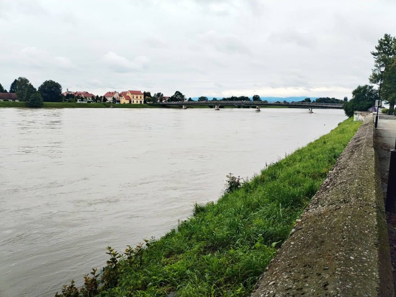 Drama na Štajerskem: Malčka nosila Drava, iz vode ga je rešil 81-letnik